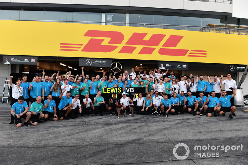 Lewis Hamilton, Mercedes AMG F1 e Valtteri Bottas, Mercedes AMG F1, festeggiano con il team