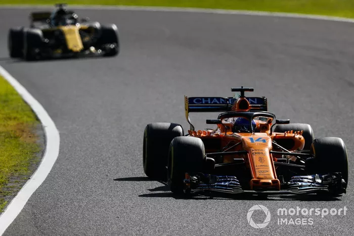 Fernando Alonso, McLaren MCL33, y Nico Hulkenberg, Renault Sport F1 Team R.S. 18