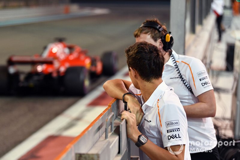 Lando Norris, McLaren observe Charles Leclerc, Ferrari SF71H