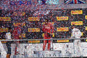 Max Verstappen, Red Bull Racing, Kimi Raikkonen, Ferrari e Lewis Hamilton, Mercedes AMG F1, festeggia sul podio con lo champagne