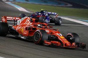 Sebastian Vettel, Ferrari SF71H et Pierre Gasly, Scuderia Toro Rosso STR13 