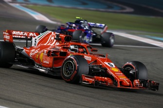 Sebastian Vettel, Ferrari SF71H y Pierre Gasly, Scuderia Toro Rosso STR13