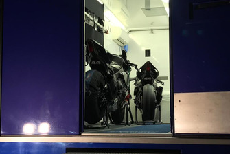 Lewis Hamilton test een Yamaha Superbike op Jerez