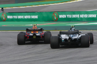 Max Verstappen, Red Bull Racing RB14, voor Valtteri Bottas, Mercedes AMG