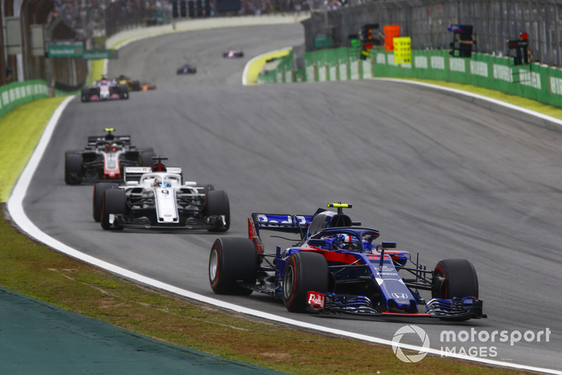 П'єр Гаслі, Scuderia Toro Rosso STR13, попереду Маркуса Ерікссона, Sauber C37, та Кевіна Магнуссена, Haas F1 Team VF-18