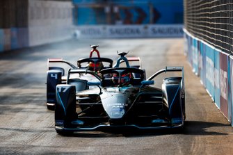 Gary Paffett, HWA Racelab, VFE-05 devant Robin Frijns, Envision Virgin Racing, Audi e-tron FE05