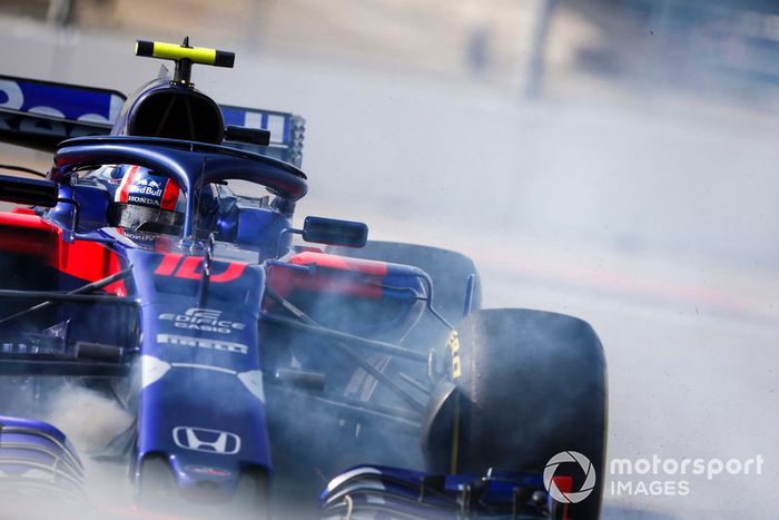 Pierre Gasly, Scuderia Toro Rosso STR13 hace un trompo