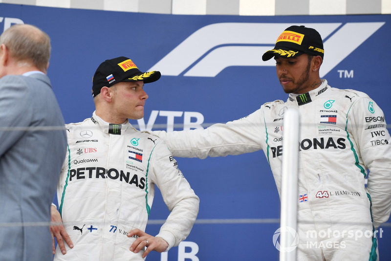 Le vainqueur Lewis Hamilton, Mercedes AMG F1 et le deuxième, Valtteri Bottas, Mercedes AMG F1 sur le podium