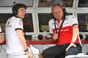 Charles Leclerc, Sauber et Frederic Vasseur, directeur de Sauber, sur le muret des stands de l'équipe pendant les FP1