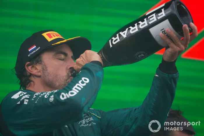 Fernando Alonso, Aston Martin F1 Team, 2ª posición, bebe champán en el podio