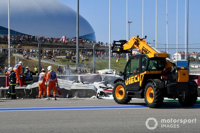 Comisarios con el coche accidentado de Luca Ghiotto, Hitech Grand Prix tras el toque con Jack Aitken, Campos Racing 