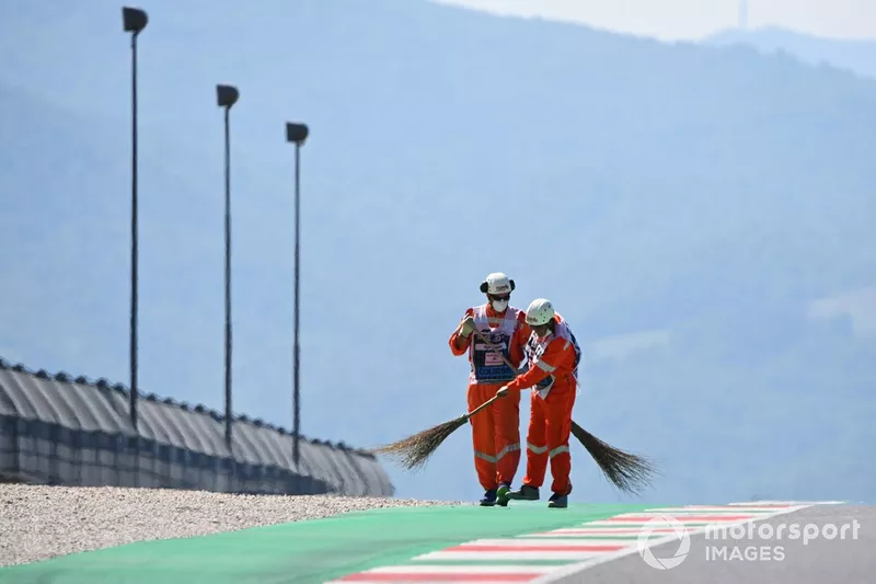 Marshal puliscono la pista