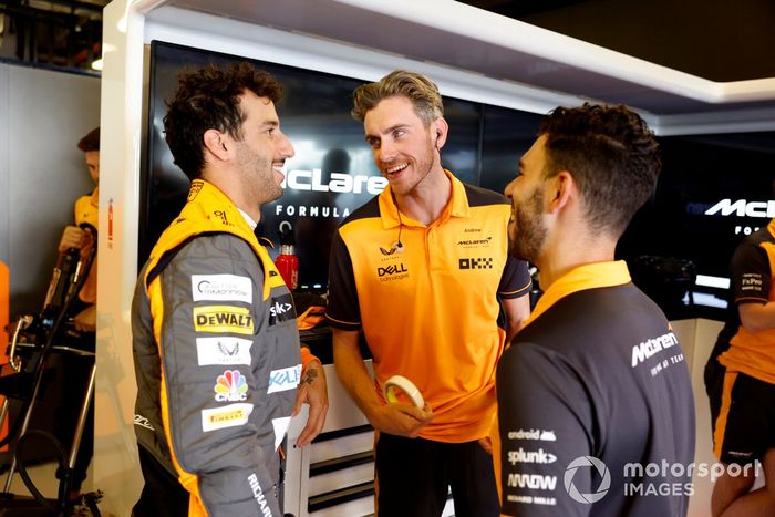 Daniel Ricciardo, McLaren, con los ingenieros
