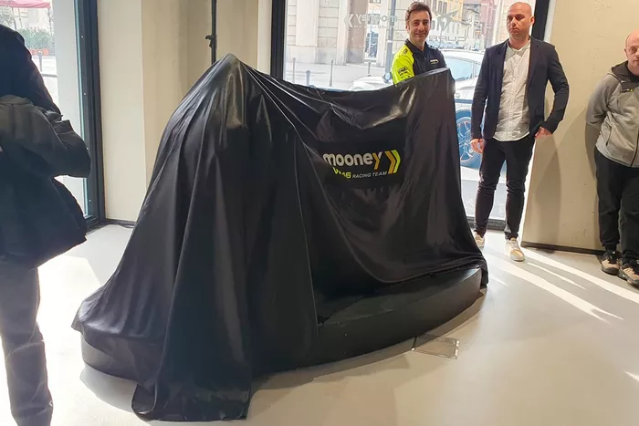 La moto del VR46, debajo de las mantas