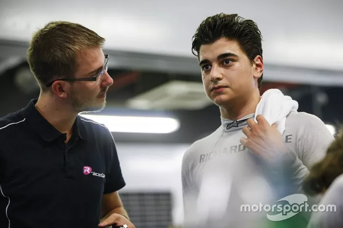 Lundgaard não é o único piloto preso no hotel. O brasileiro Caio Collet e outros pilotos da Academia da Renault também estavam no local e se encontram retidos no hotel em Tenerife