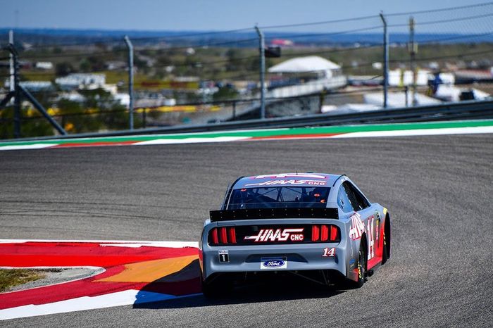 Romain Grosjean, Haas F1 Team, y Kevin Magnussen, Haas F1 Team, pilotan con Tony Stewart