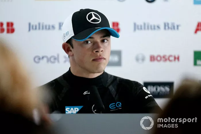 #17 Nyck de Vries (Mercedes)