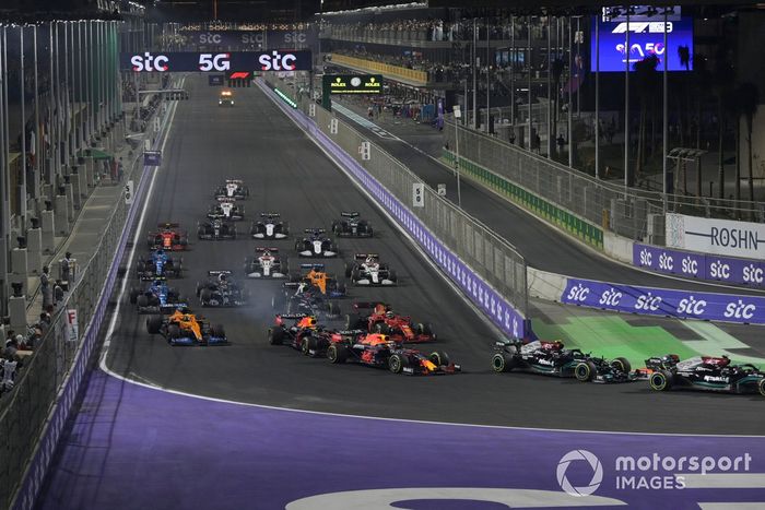 Lewis Hamilton, Mercedes W12, Valtteri Bottas, Mercedes W12, Max Verstappen, Red Bull Racing RB16B, Sergio Pérez, Red Bull Racing RB16B, Charles Leclerc, Ferrari SF21, y el resto de la parrilla de salida