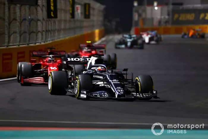 Yuki Tsunoda, AlphaTauri AT02, y Charles Leclerc, Ferrari SF21, y Carlos Sainz Jr, Ferrari SF21