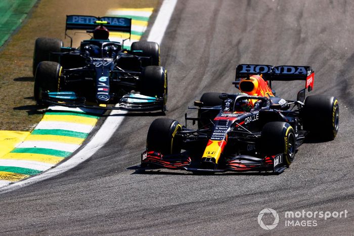 Max Verstappen, Red Bull Racing RB16B, Valtteri Bottas, Mercedes W12