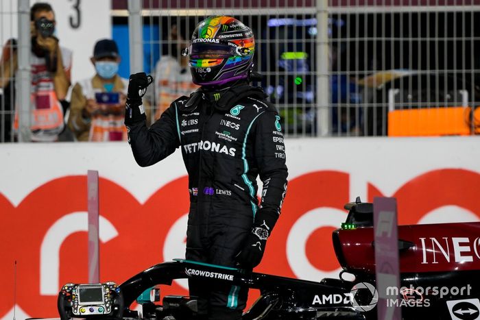 Ganador de la pole position Lewis Hamilton, Mercedes, celebra