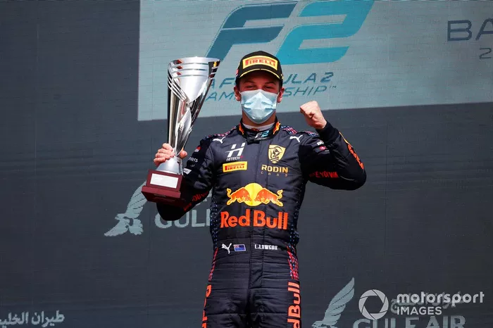 Podio: ganador Liam Lawson, Hitech Grand Prix