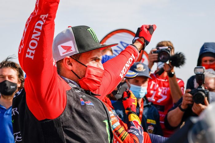 #47 Monster Energy Honda Team: Kevin Benavides viene festeggiato