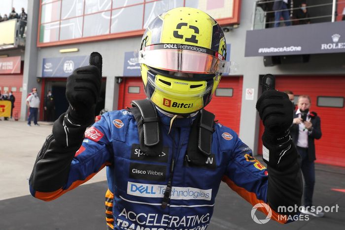 Lando Norris, McLaren MCL35M, 3ª posición, celebra en Parc Ferme