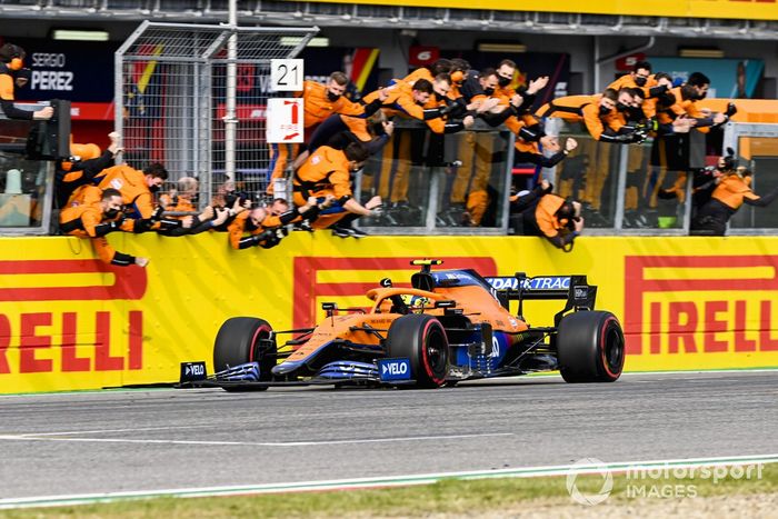 Tercer lugar Lando Norris, McLaren MCL35M cruza la meta