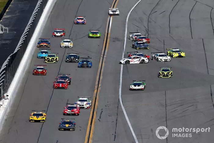 Accidente en la salida entre: #79 WeatherTech Racing Porsche 911 RSR - 19, GTLM: Cooper MacNeil, Gianmaria Bruni, Richard Lietz, Kevin Estre, #3 Corvette Racing Corvette C8.R, GTLM: Antonio Garcia, Jordan Taylor, Nicky Catsburg, #4 Corvette Racing Corvette C8.R, GTLM: Tommy Milner, Nick Tandy, Alexander Sims, #25 BMW Team RLL BMW M8 GTE, GTLM: Connor De Phillippi, Philipp Eng, Timo Glock, Bruno Spengler, #21 AF Corse Ferrari 488 GT3, GTD: Nicklas Nielsen, Daniel Serra, Matteo Cressoni, Simon Mann, #14 VasserSullivan Lexus RC F GT3, GTD: Jack Hawksworth, Aaron Telitz, Oliver Gavin, Kyle Kirkwood