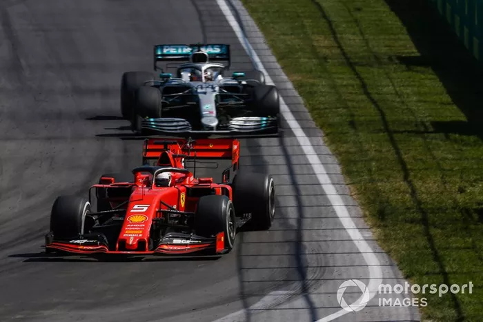 Sebastian Vettel, Ferrari SF90, por delante de Lewis Hamilton, Mercedes AMG F1 W10
