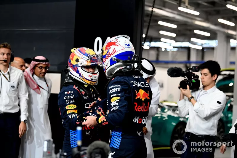 Sergio Perez, Red Bull Racing, félicite le poleman Max Verstappen, Red Bull Racing