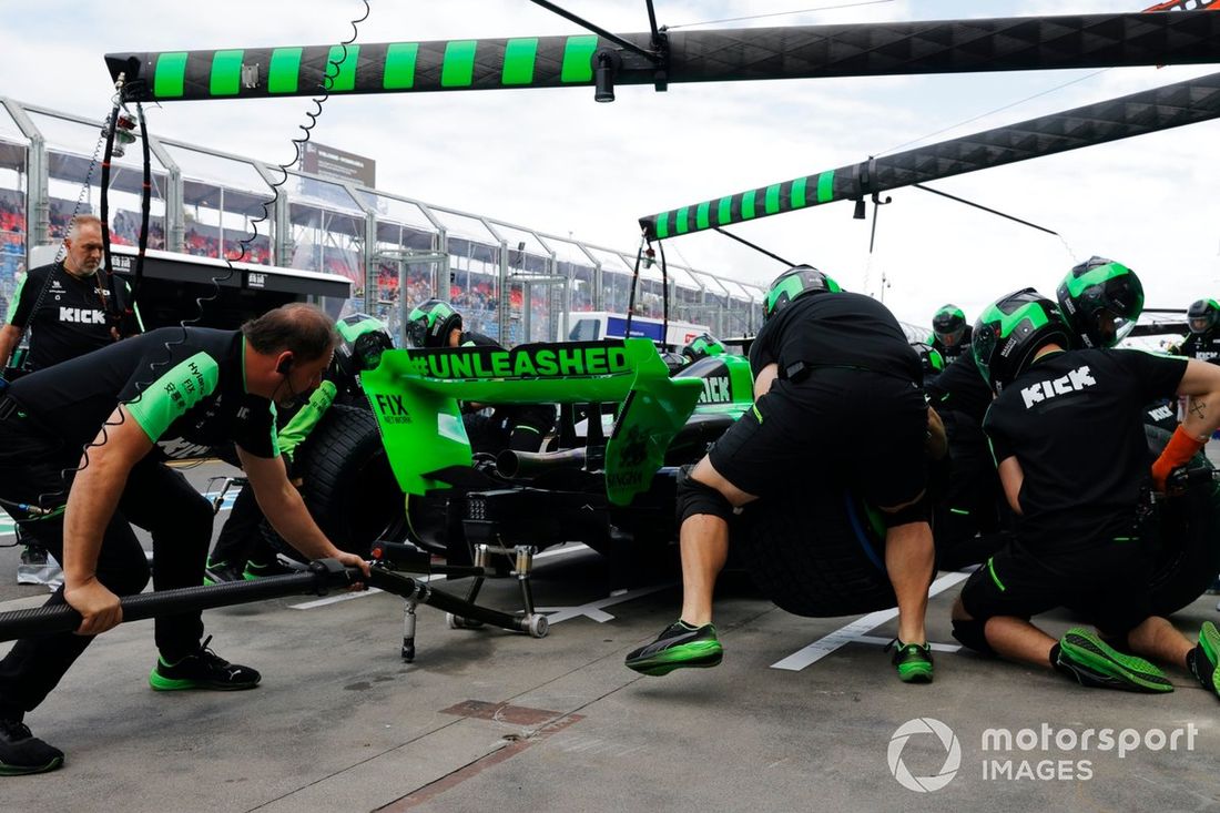 El equipo de boxes del Kick Sauber practica una parada en boxes