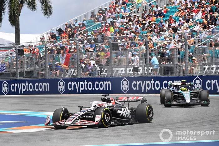 Kevin Magnussen, Haas VF-24, Lewis Hamilton, Mercedes F1 W15