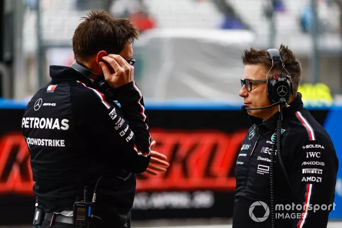 Andrew Shovlin, directeur de l'ingénierie en piste, Mercedes-AMG F1 Team, s'entretient avec Peter Bonnington, ingénieur de course principal, Mercedes-AMG F1 Team.