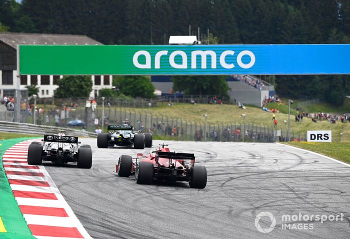 Lance Stroll, Aston Martin AMR21, Valtteri Bottas, Mercedes W12, y Charles Leclerc, Ferrari SF21