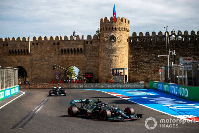 Sebastian Vettel, Aston Martin AMR21, Valtteri Bottas, Mercedes W12