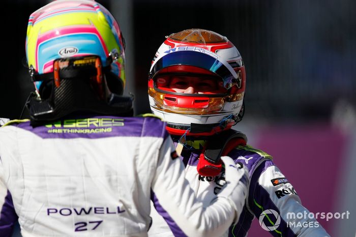 La segundo lugar Sarah Moore, y la ganadora Alice Powell celebran en Parc Ferme