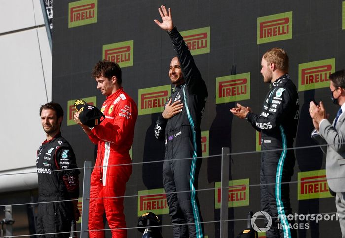 Podio: segundo lugar Charles Leclerc, Ferrari, ganador Lewis Hamilton, Mercedes, y tercer lugar Valtteri Bottas, Mercedes