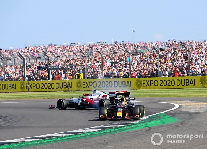 Kimi Raikkonen, Alfa Romeo Racing C41, hace un trompo después de hacer contacto con Sergio Pérez, Red Bull Racing RB16B