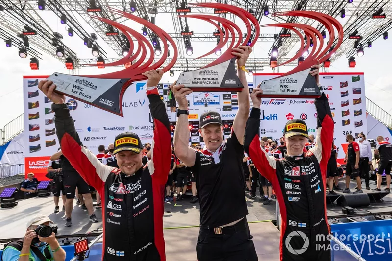Podio: ganador Kalle Rovanperä, Jonne Halttunen, Toyota Gazoo Racing WRT Toyota Yaris WRC, Jari-Matti Latvala, Director de Toyota Gazoo Racing
