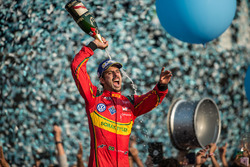 Podium: winnaar Lucas di Grassi, ABT Schaeffler Audi Sport, spuit de champagne