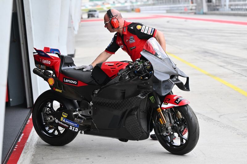 Moto Ducati Team con nuova carenatura