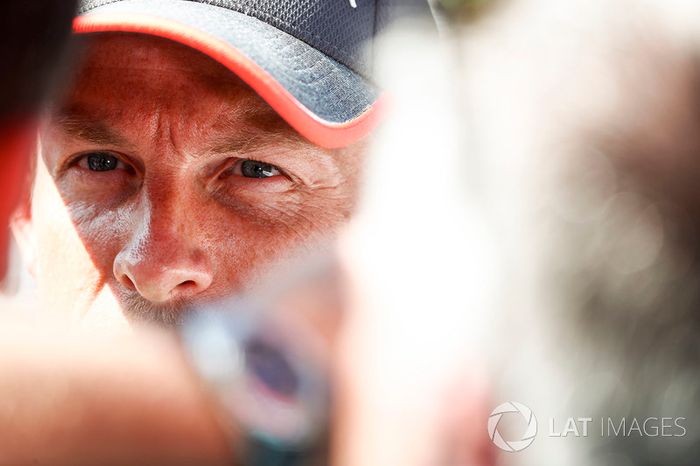 Jenson Button será o substituto, interrompendo ano sabático.