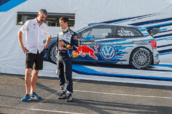 Инженер Volkswagen Motorsport Ян-Жерар де Йонг и Себастьен Ожье