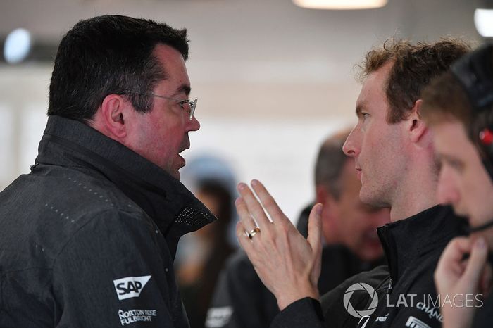 Eric Boullier, Director de carreras de McLaren y Mark Temple, Ingeniero de carrera de McLaren