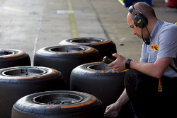 Un ingeniero de pirelli comprueba las temperaturas de los neumáticos