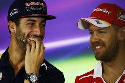 Daniel Ricciardo, Red Bull Racing, et Sebastian Vettel, Ferrari, lors de la conférence de presse
