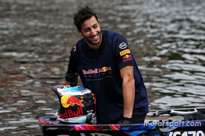 Daniel Ricciardo, Red Bull Racing en un bote de carreras en el río Yarra