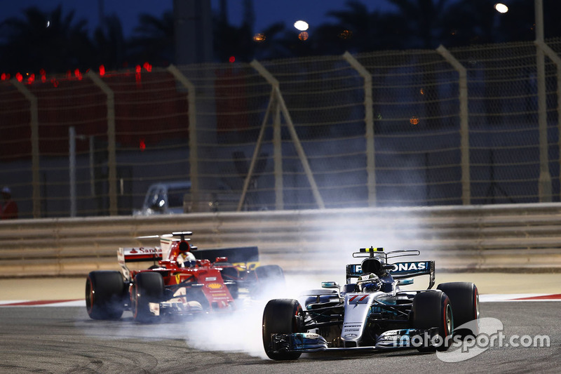 Valtteri Bottas, Mercedes AMG F1 W08, locks up as he leads Sebastian Vettel, Ferrari SF70H